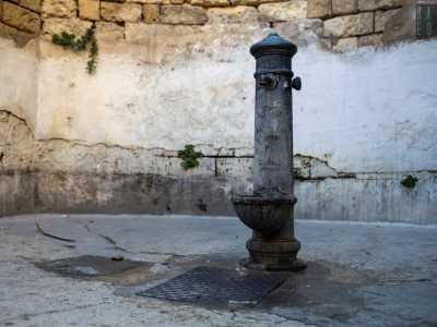Nei pressi dell�arco si trova anche una �cape de fiirre�, tra le poche fontane pubbliche in ferro sopravvissute in citt�